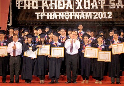 Hanoi honors 100 outstanding graduates - ảnh 1